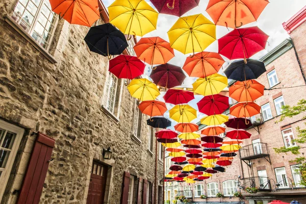 Lote de guarda-chuvas em Petit Champlain street Quebec city, Canada — Fotografia de Stock