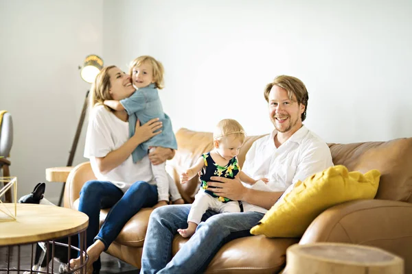 ソファで楽しんでいる家族. — ストック写真