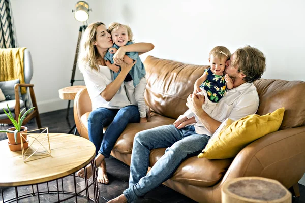 Familia divirtiéndose en sofá. — Foto de Stock