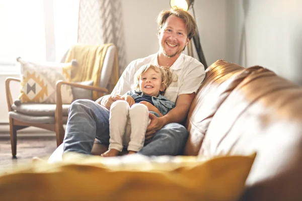 Retrato de hijo feliz con padre en casa — Foto de Stock