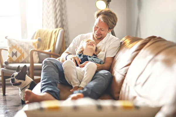 Retrato de hijo feliz con padre en casa — Foto de Stock