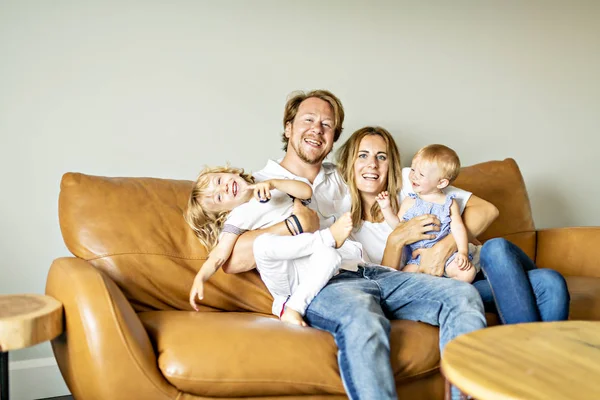 Familie heeft plezier op de bank. — Stockfoto