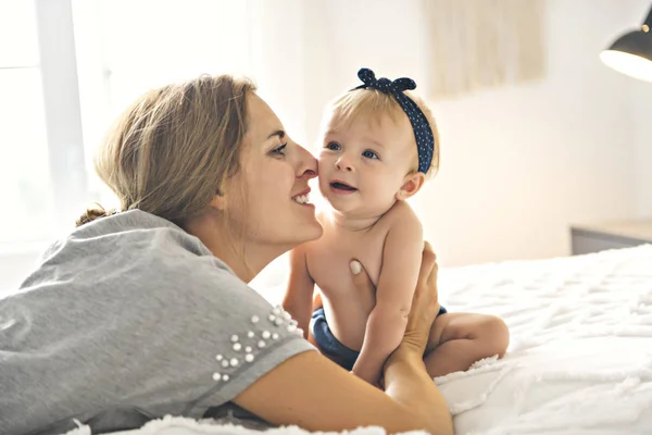 A Mother and baby girl On bed — Stock Photo, Image