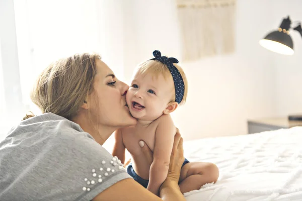 A Mother and baby girl On bed — Stock Photo, Image