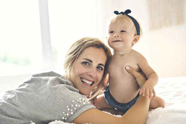 Madre y niña En la cama — Foto de Stock