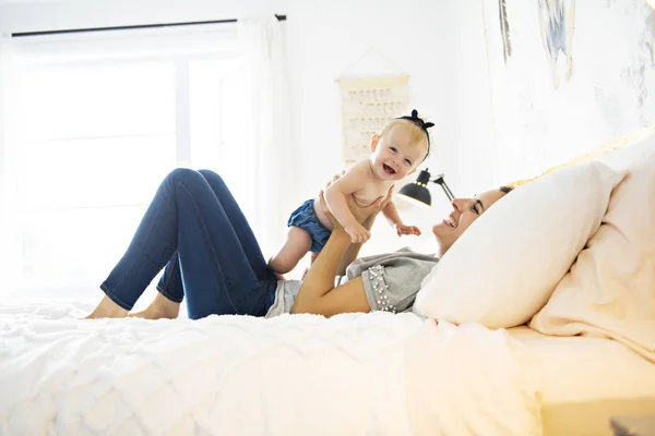 Mother Baby Girl White Bed — Stock Photo, Image