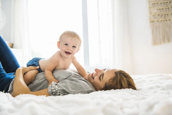 Mother and baby girl on bed — Stock Photo, Image