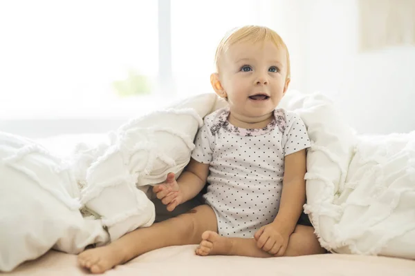 Bonito 8 meses bebê menina na cama na manhã — Fotografia de Stock