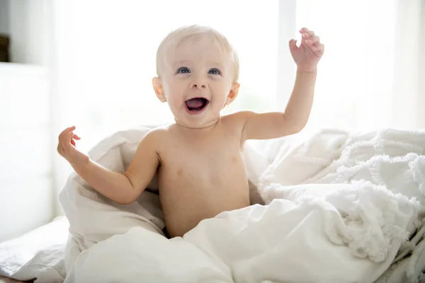 Bonito 8 meses bebê menina na cama na manhã — Fotografia de Stock