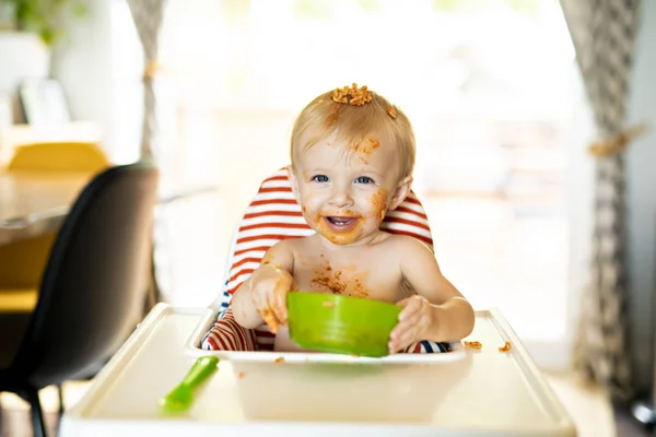 Bebé jantando espaguete e fazendo uma bagunça — Fotografia de Stock