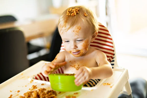 Bebé jantando espaguete e fazendo uma bagunça — Fotografia de Stock