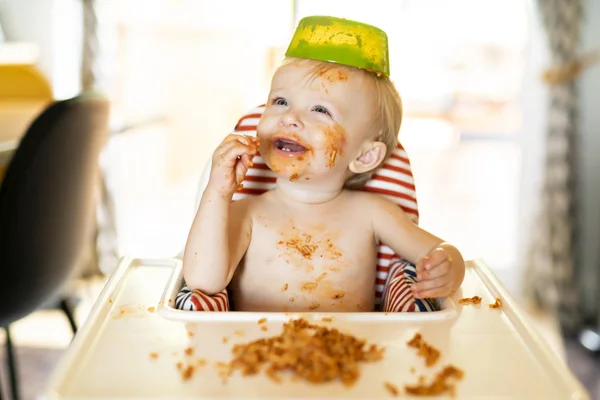 Kleine baby eet spaghetti diner en maakt er een puinhoop van — Stockfoto