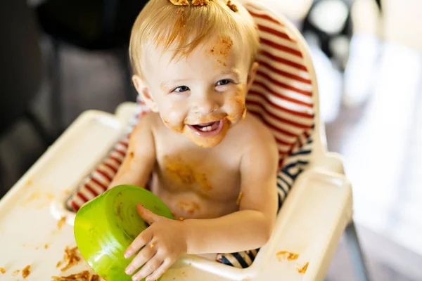 Bebé comiendo espaguetis y haciendo un lío — Foto de Stock