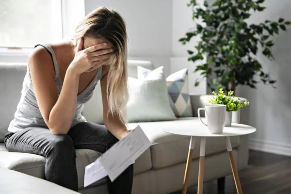 Blond vacker kvinna stressad på grund av räkningar — Stockfoto