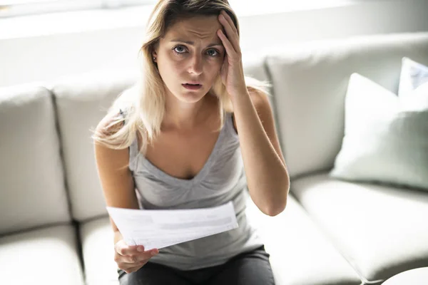 Blond vacker kvinna stressad på grund av räkningar — Stockfoto