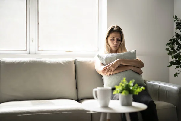 Mulher deprimida solitária infeliz em casa sala de estar — Fotografia de Stock