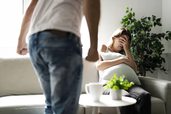 Homem espancando sua esposa ilustrando violência doméstica — Fotografia de Stock