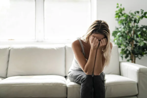 Mujer deprimida solitaria infeliz en casa sala de estar —  Fotos de Stock