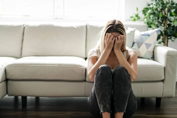 Olycklig ensam deprimerad kvinna på hem vardagsrum — Stockfoto