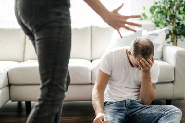 Woman beating up his husband illustrating domestic violence — Stock Photo, Image