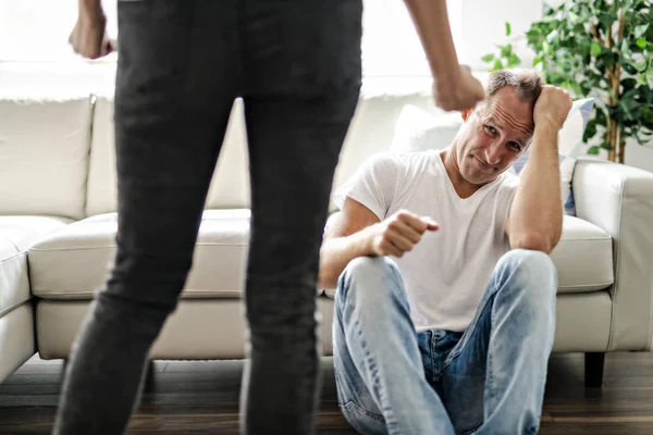 Woman beating up his husband illustrating domestic violence — Stock Photo, Image