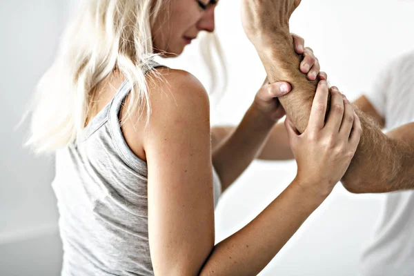 Kekerasan pria dengan wanitanya memegang lengannya — Stok Foto