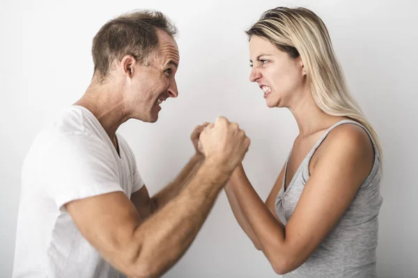 Une dispute de couple à la maison est frustrée. — Photo