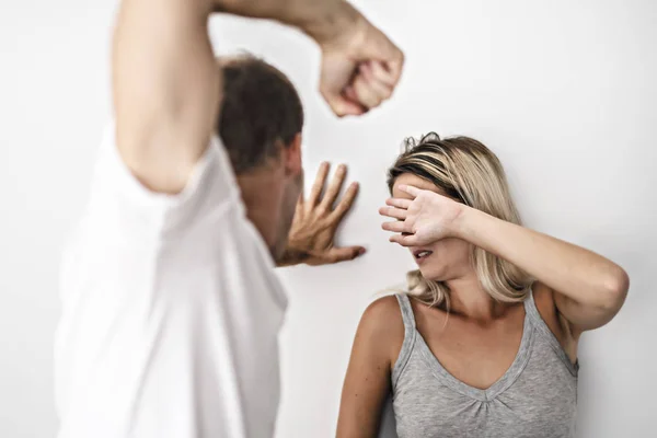 Mannen slog hjälplös kvinna hemma vit bakgrund — Stockfoto