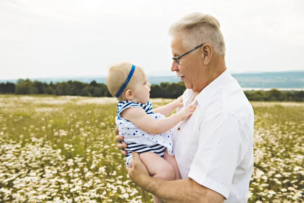 Großvater verbringt Zeit mit kleinem Kind während des Sonnenuntergangs. — Stockfoto