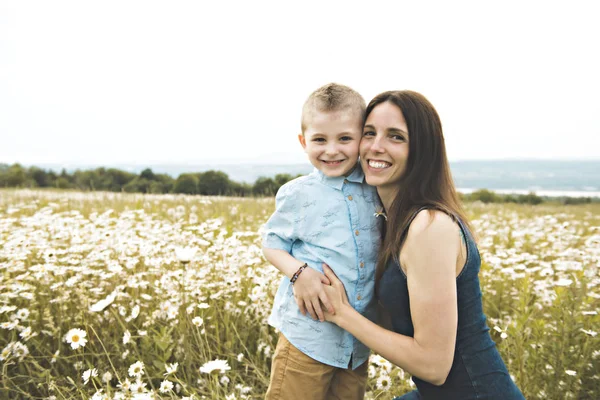 Mère passe du temps avec son fils au coucher du soleil . — Photo