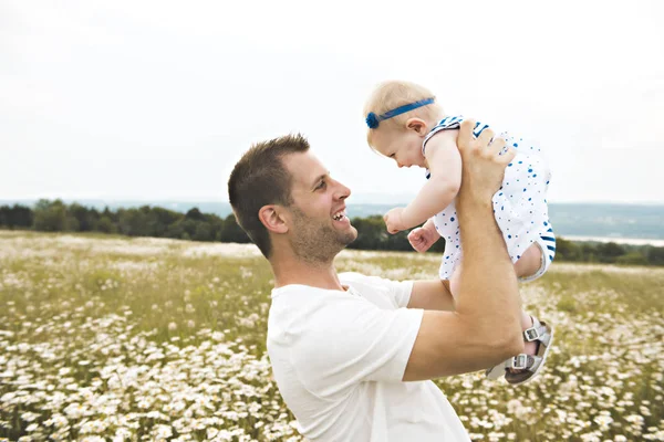 Küçük bebek kız ve babası papatya çiçek alan mekanlarda zevk — Stok fotoğraf