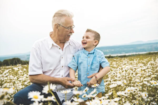 Großvater verbringt Zeit mit kleinem Kind während des Sonnenuntergangs. — Stockfoto