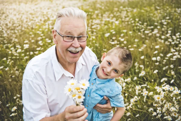 Dziadek, spędzanie czasu z dzieckiem podczas zachodu słońca. — Zdjęcie stockowe
