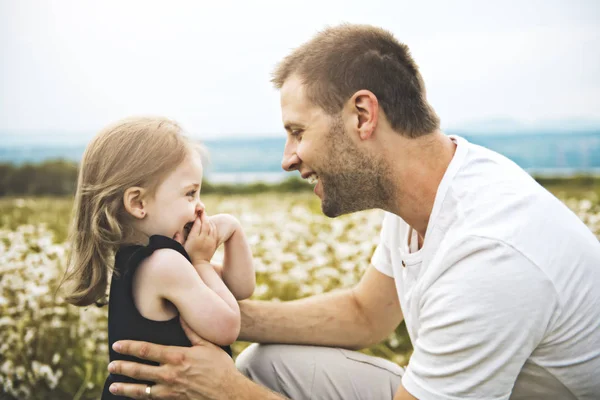 Father spending time with daughter during the sunset. — Stock Photo, Image