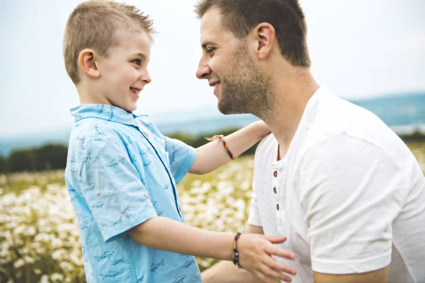 Vater verbringt Zeit mit Sohn während des Sonnenuntergangs. — Stockfoto