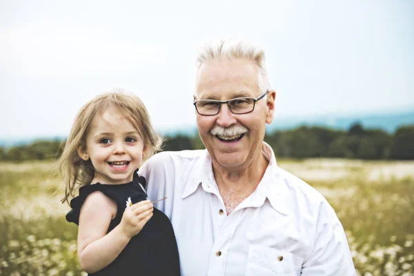 Großvater verbringt Zeit mit kleinem Kind während des Sonnenuntergangs. — Stockfoto