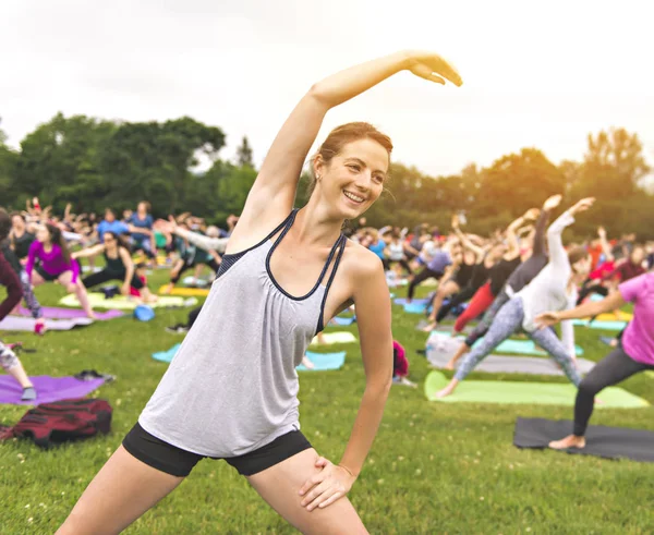 Große Gruppe von Erwachsenen nimmt an einem Yoga-Kurs im Park teil — Stockfoto