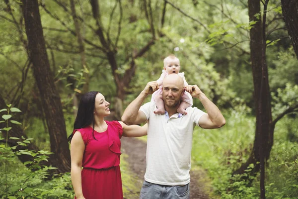 Baba Anne ve kız bebek yaz çayır Park — Stok fotoğraf