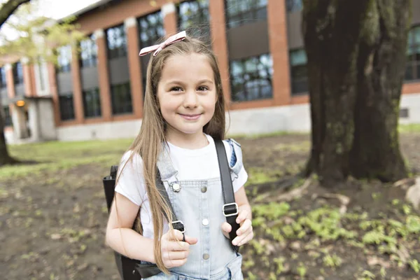 Ritratto di ragazza carina con zaino fuori dalla scuola — Foto Stock