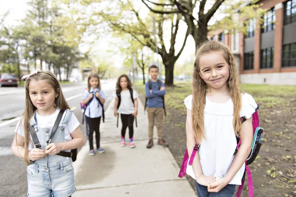 Группа студентов на улице в школе стоят вместе — стоковое фото
