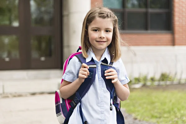 Ritratto di ragazza carina con zaino fuori dalla scuola — Foto Stock