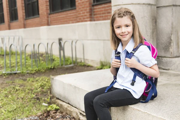 Ritratto di ragazza carina con zaino fuori dalla scuola — Foto Stock