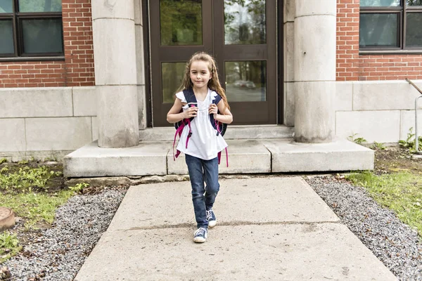 Πορτρέτο του χαριτωμένο κορίτσι με σακίδιο έξω από το σχολείο — Φωτογραφία Αρχείου