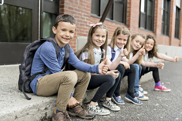 Skupina studentů mimo školní stáli — Stock fotografie