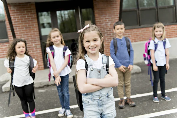 Un groupe d'élèves à l'extérieur de l'école debout ensemble — Photo