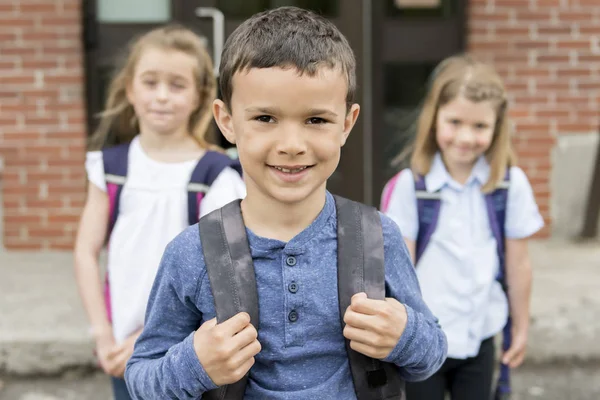 Un groupe d'élèves à l'extérieur de l'école debout ensemble — Photo