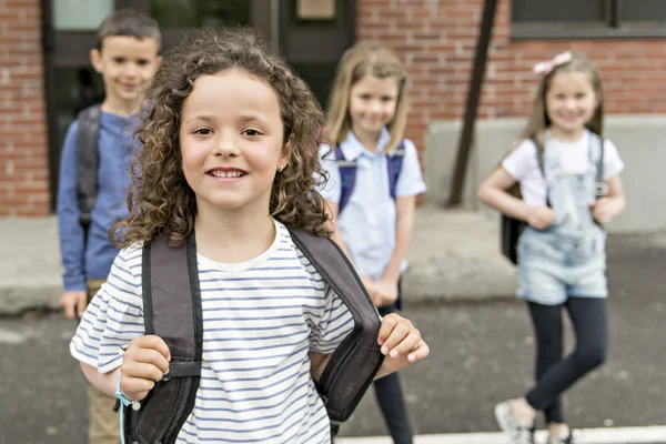 Un groupe d'élèves à l'extérieur de l'école debout ensemble — Photo