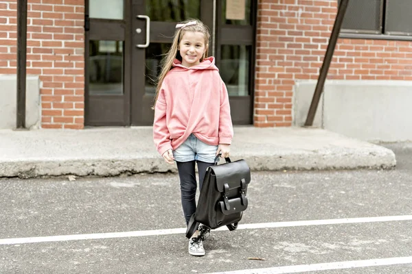 Portret van schattig meisje met rugzak buiten de school — Stockfoto