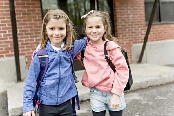 Due studenti fuori a scuola insieme — Foto Stock