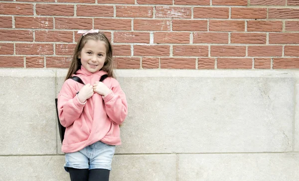 Porträtt av söt flicka med ryggsäck utanför skolan — Stockfoto